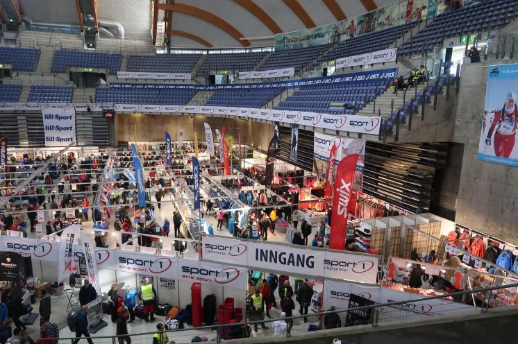 Die "Birken" Messe in der Olympiahalle von Lillehammer mit Wachsservice und guten Möglichkeiten, Kleidung und Wachs-/Skiutensilien zu kaufen
