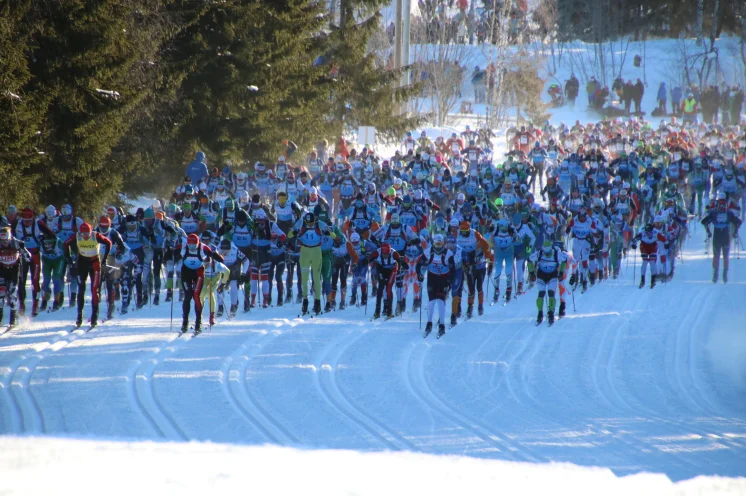 Startschuss in Rena. Die ca. 18.000 Skifreunde machen sich auf die legendäre Reise