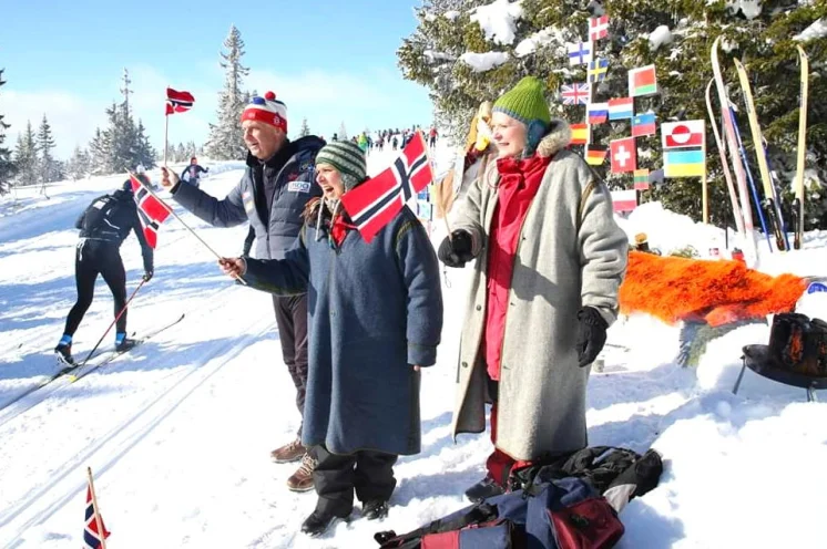Die Begeisterung der Norweger für "ihren" Nationalsport kennt keine Grenzen, zahlreiche Schlachtenbummler motivieren und unterstützen die Läufer am Wegesrand