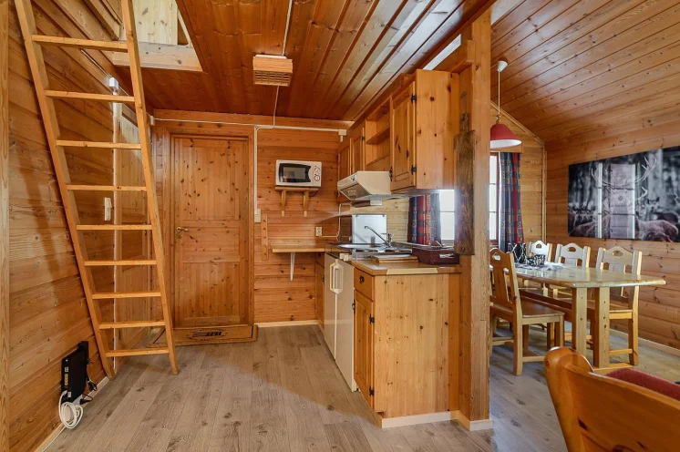 Hier ein Blick ins Hütten-Innere, sehr gemütlich und über 2 Ebenen.