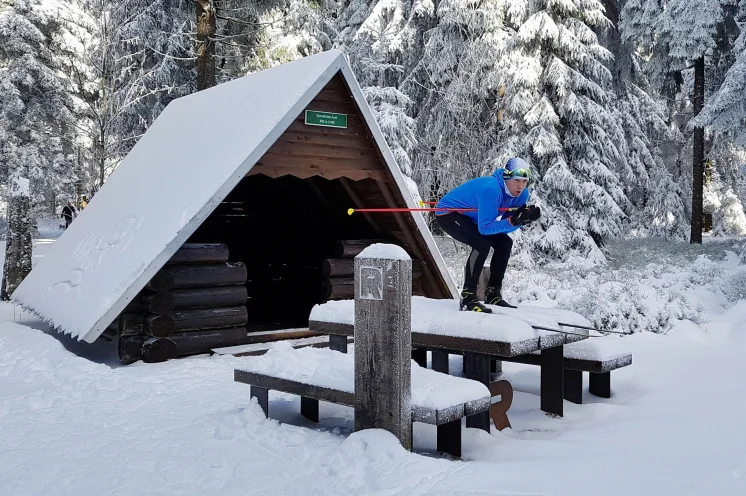 Vor lauter Winterfreude geht es manchmal über Tische und Bänke ;-)