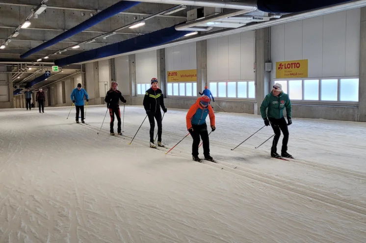 Bei unseren kostenfreien Skikursen liegt der Fokus auf Techniktraining, top unterstützt durch professionelle Skitrainer