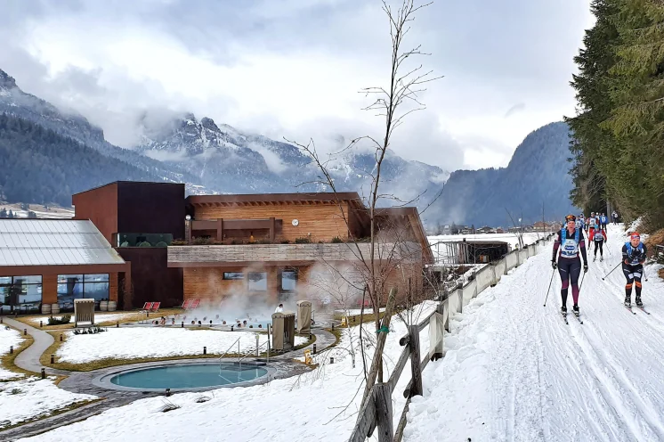 Sonntägliches Kontrastprogramm - während sich die einen im warmen Thermalbad entspannen, spulen die wahren Helden 70 Langlaufkilometer ab 