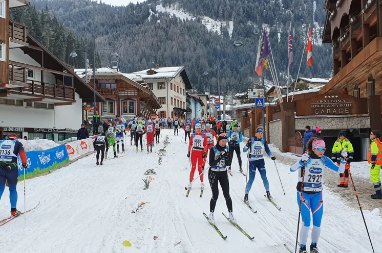 In Canazei befindet sich der Wendepunkt der Strecke, hier begegnen sich die Läufer auch hautnah...