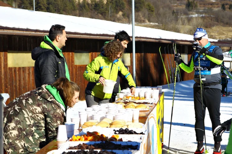 An den zahlreichen Verpflegungsständen erwartet die Läufer/innen eine reichhaltige Verpflegung