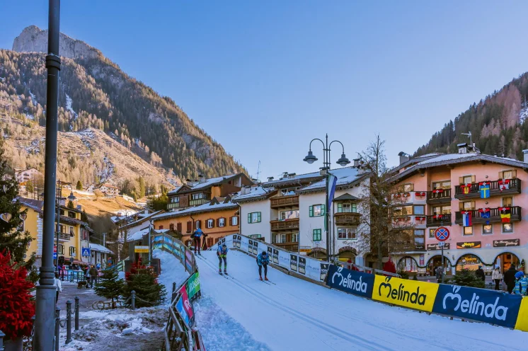 Der Streckenverlauf des Marcialonga ist außergewöhnlich. Die Loipe zieht sich nicht nur durch eine traumhafte Naturkulisse, sondern auch mitten durch die Dolomitendörfer entlang der Strecke