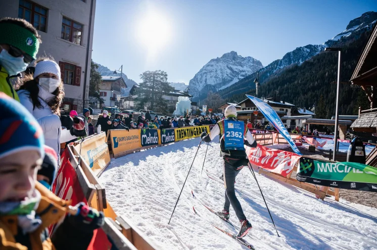 Insgesamt führt die Strecke durch 13 Dolomitendörfer. Überall kocht die Stimmung. Der höchste Punkt der Strecke befindet sich mit 1.450 m in Canazei