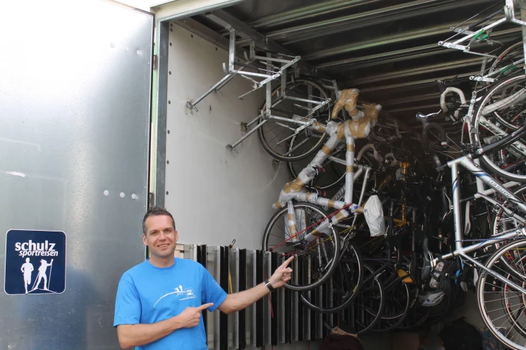 Anreise mit sicherem Radtransport. Ihr bestes Stück fährt gut gesichert in unserem geschlossenen Radanhänger mit.