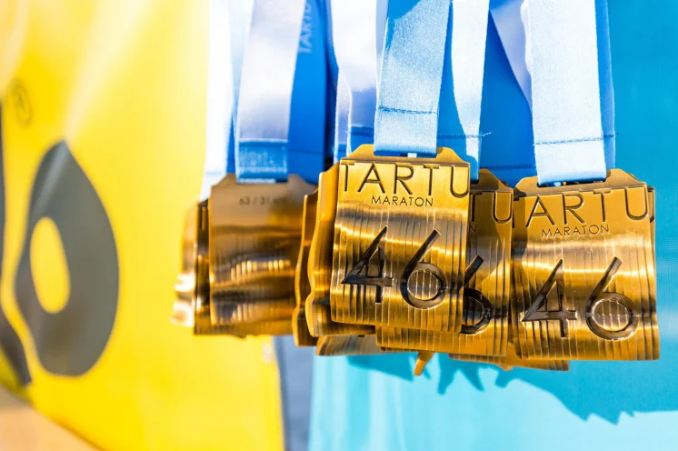 Die wohlverdiente Medaille erwartet die Läufer/innen im Ziel