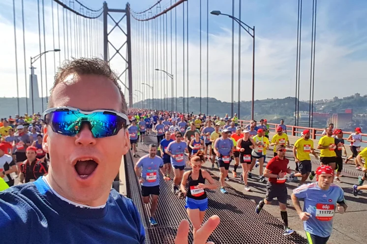 Nur einmal im Jahr zum Halbmarathon wird die Brücke komplett für den Verkehr gesperrt und die Läufer/innen aus aller Welt erwartet ein sehr erhabenes Gefühl 