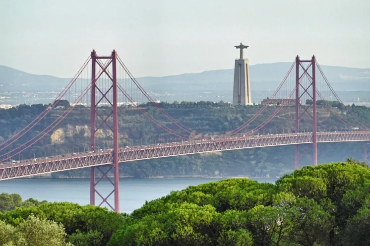 Sie ist das Wahrzeichen Lissabons und der Startort des Halbmarathons: Die 2,3 km lange Brücke "Ponte 25 de Abril"