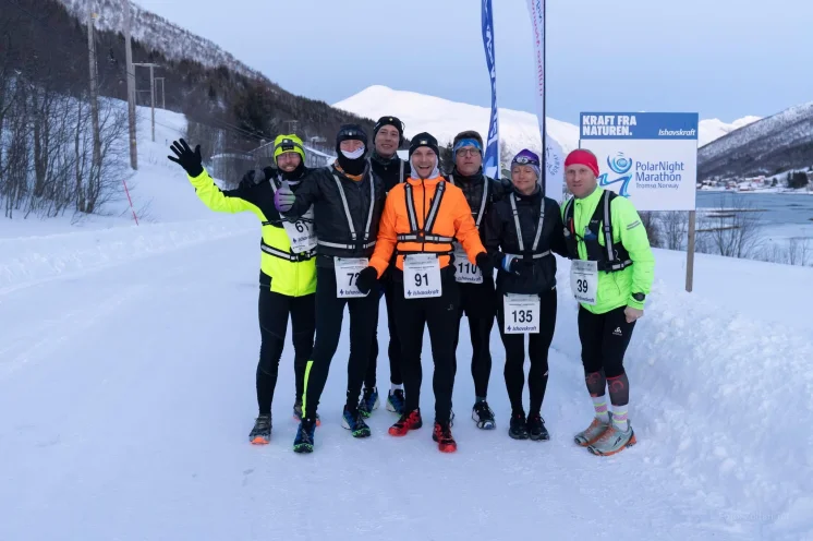 Am Start des Polar Night Marathon (42 km) im kleinen Dorf Sjøtun auf Kvaløya. (13 Uhr, Jan. 2025)