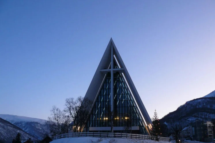 Die Eismeerkathedrale, das Wahrzeichen Tromsø´s bei Tageslicht. Heller wird es zu dieser Jahreszeit nicht. 