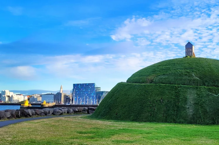 Bei unserem Stadtspaziergang lernen Sie die Höhepunkte Reykjavíks - wie den Hafen und das berühmte Konzerthaus Harpa - kennen