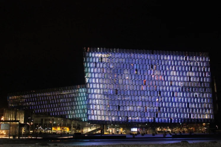 In der Culture Night erstrahlt Reykjavík (hier das berühmte Konzerthaus "Harpa") und Jung wie Alt sind auf den Beinen. Zum Abschluss gibt es ein fantastisches Höhenfeuerwerk