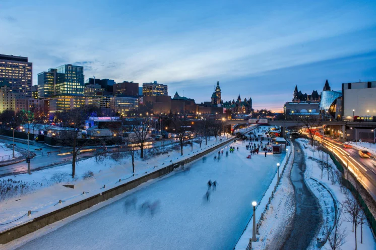 Ottawa: Der Rideau Kanal ist im Winter zugefroren und eine beliebte Eislauffläche