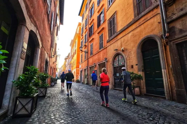 Beim gemeinsamen Morgenlauf am Frühen Morgen in den kühlen Gassen Roms.