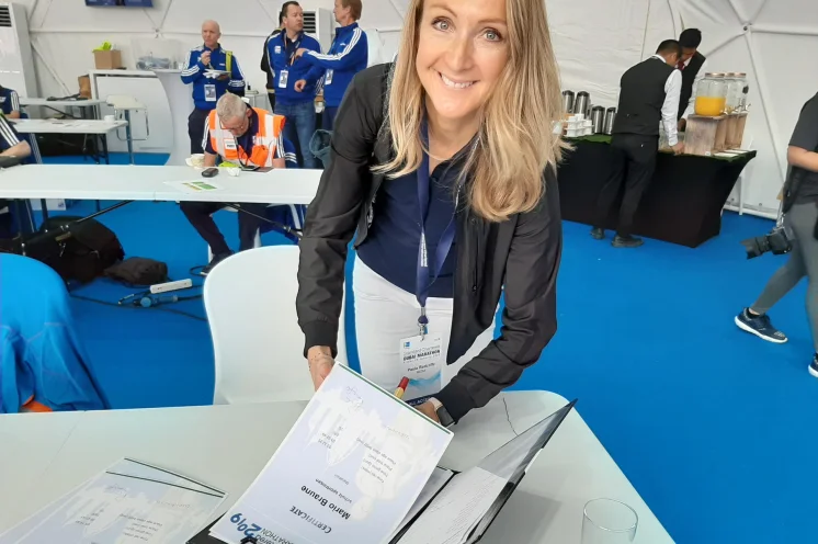 Paula Radcliffe signiert auch unsere Läufer-Urkunden