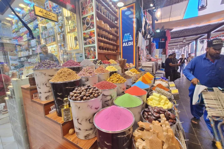 Tauchen Sie ein in die Welt der Düfte und Farben auf Dubais Gewürzmarkt