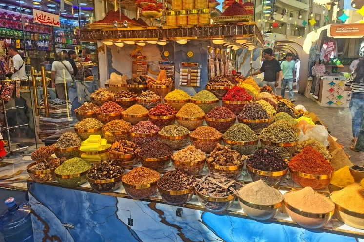 Tauchen Sie ein in die Welt der Düfte und Farben auf Dubais Gewürzmarkt