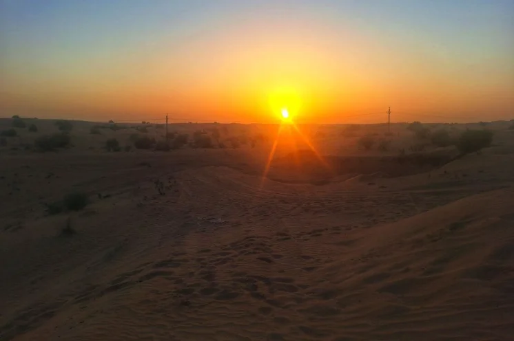 Verloren in der Weite der Wüste - auch Dubais endlose Sandmeere erkunden