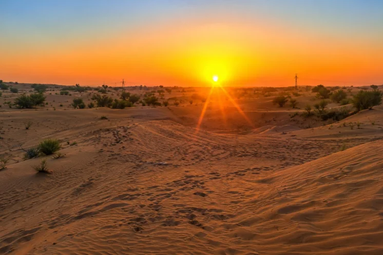 Verloren in der Weite der Wüste - auch Dubais endlose Sandmeere erkunden