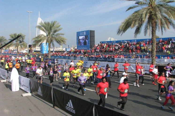 Zuschauertribünen entlang der Jumeirah Beach Road ...