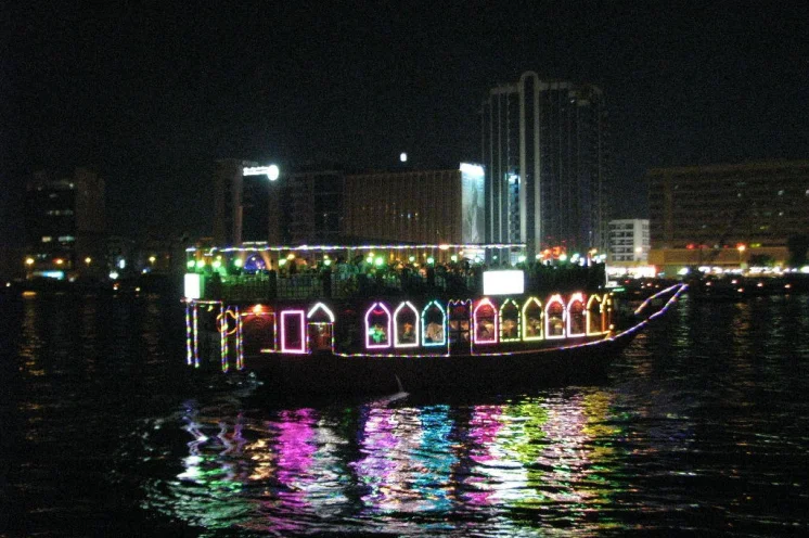 Mit dem Boot durch Dubais Abend - Creek Vibes und Citylights
