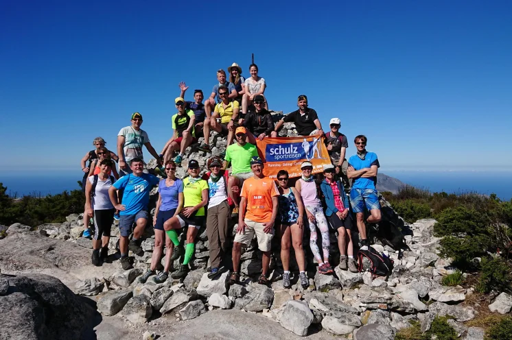 Auf dem höchsten Punkt des Tafelberg, dem Maclear’s Beacon auf 1087m ü.d.M.. Hier mit unserer fantastischen Reisegruppe 2018 .