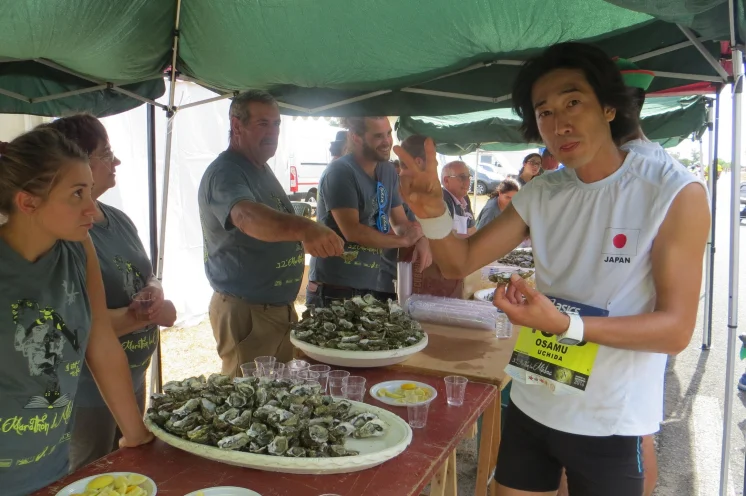 Musik an der ganzen Strecke und kurz vor dem Ziel dann das i-Tüpfelchen der Verpflegung - es gibt Austern :-)
