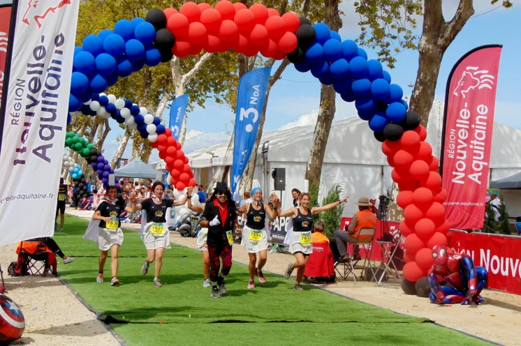 Der Zieleinlauf führt standesgemäß mit viel Getöse über den roten Teppich (oder manchmal - wie hier - auch über den grünen 