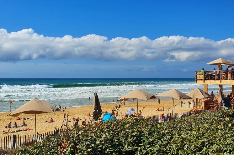 Bei unserem Tagesausflug an die Atlantikküste nach Lacanau Ocean ist ein Sprung in den Atlantik Pflicht :-)