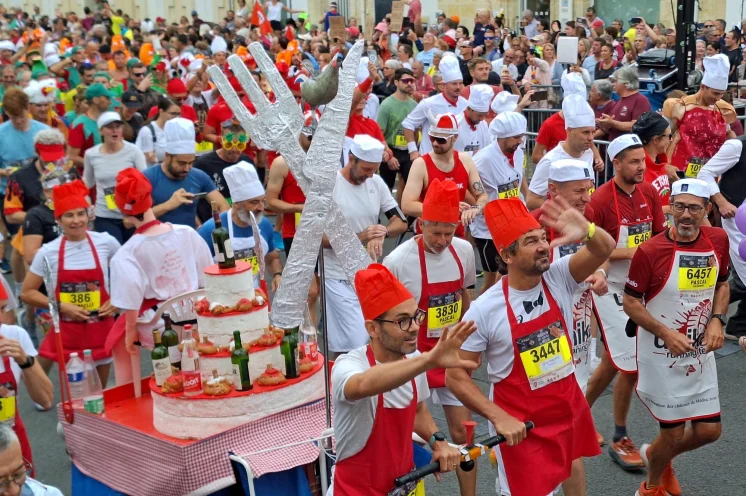 Marathon dés Châteaux du Médoc: Kunterbunte und kreaterive Kostüme der Läuferschar 
