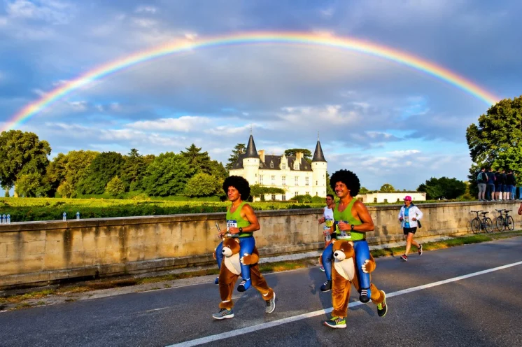 Der Marathon du Médoc ist nicht nur ein riesiger Läuferkarneval, sondern gleichzeitig die längste Weinprobe der Welt