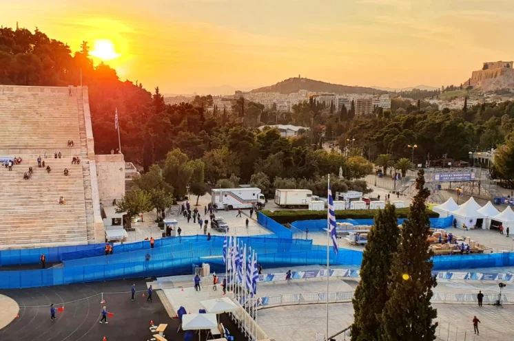 Gegen Abend, nach Eintreffen aller Läufer, bietet sich ein atemberaubendes Bild vom Stadion aus