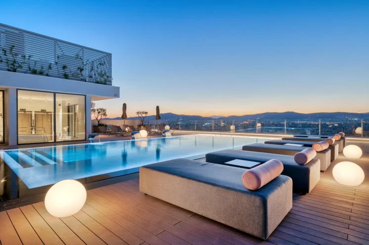 Es verfügt es über eine Dachterasse mit Pool & Restaurant und einer Sauna