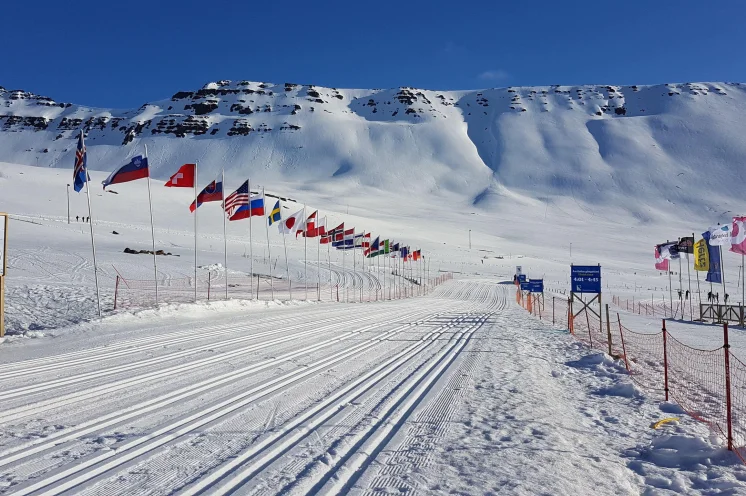 Das Start- und Zielareal befindet sich hoch über Ísafjörður. Die Wettbewerbe finden über 12,5 km / 25 km oder in der Königsdisziplin über 50 km klassisch statt