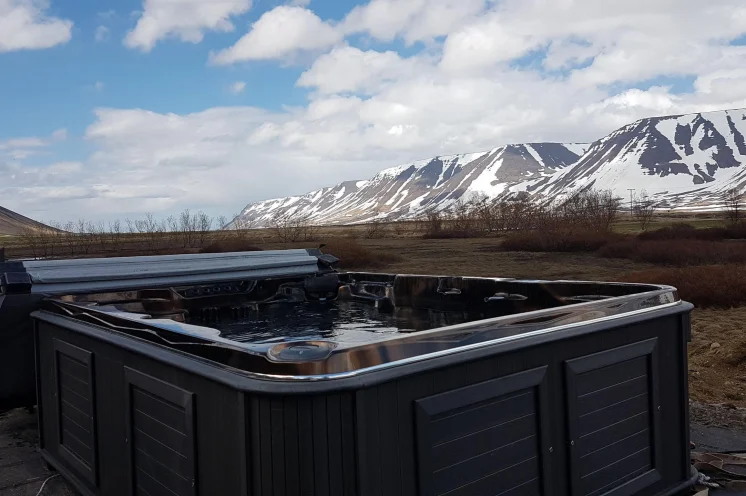 Zum Entspannen nach dem Rennen steht an unserem Gästehaus auch ein warmer Pool bereit