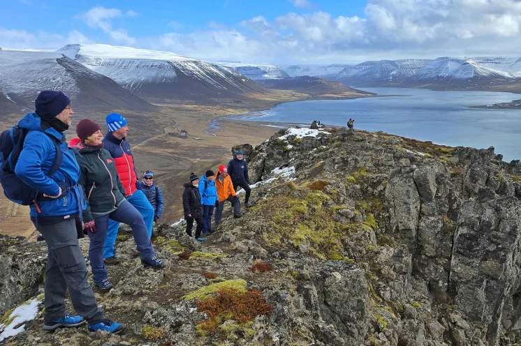 Vor dem Lauf lernen Sie Islands grandiose Naturkulisse auf zwei kleineren Wanderungen kennen