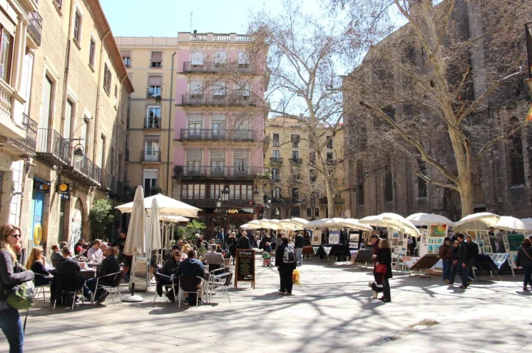 Die beschaulichen Plätze der Altstadt sind voller Charme -  in gemütlichen Cafés und Restaurants lässt sich das Flair genießen. 