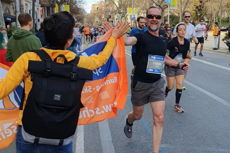 Abklatschen an der Strecke - für unsere Läufer als auch "Streckenposten" gleichermaßen motivierend ...