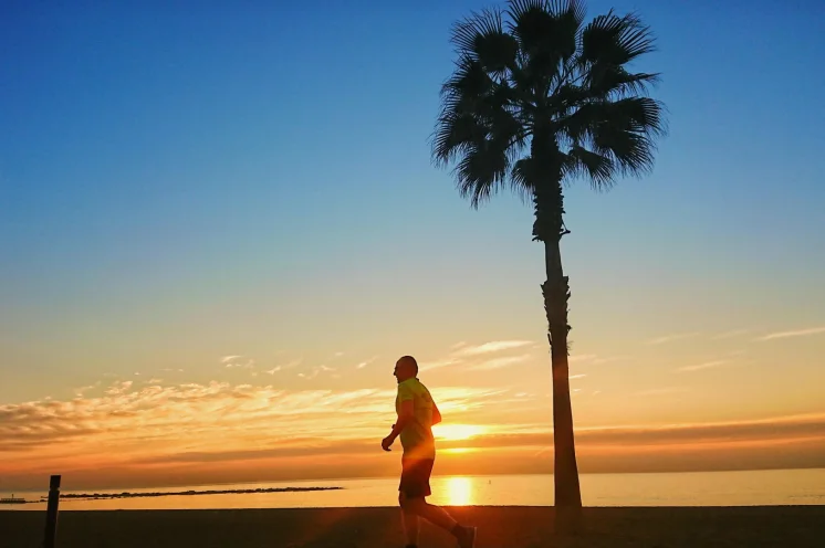 Zum Sonnenaufgang geht es frühmorgendlich an den Strand - schönstes Erwachen.
