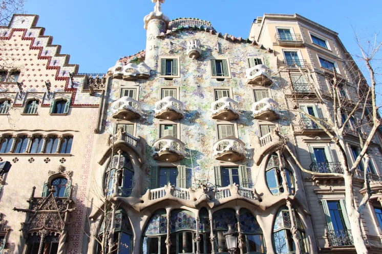 Antoni Gaudí hinterließ großartige Architektur in Barcelona. Sein geschwungener Stil ist stets eine Hommage an die Natur. Erfahren Sie mehr über Gaudí bei dieser Reise.