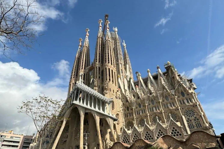 Seit 1882 im Bau soll die Basilika Sagrada Familia 2030/2032 fertiggestellt sein. 