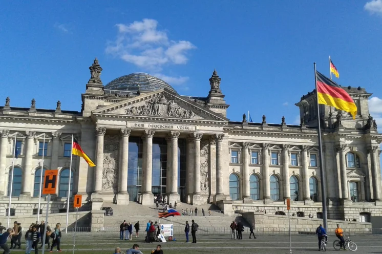 Gönnen Sie sich im Vorfeld Stadt und Kultur pur. Einen Besuch immer wert - der Reichstag (Voranmeldung für den Kuppelbesuch sehr empfohlen).