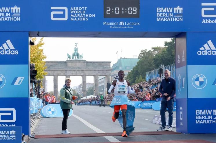 Eliud Kiphoge 2022 mit Weltrekord beim BMW BERLIN-MARATHON | © SCC EVENTSPHOTORUN