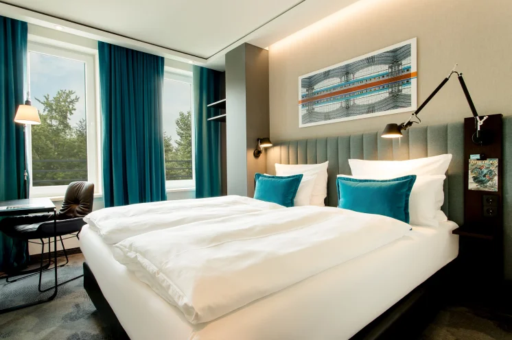Beine hoch im komfortablen Zimmer im Motel One am Hauptbahnhof Berlin