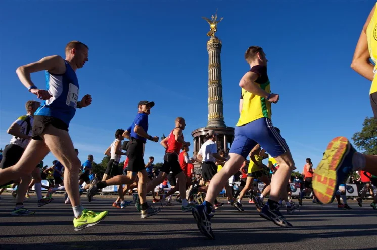 Rund eine Million (!) Zuschauer tummeln sich entlang der Strecke und sorgen für eine gigantische Stimmung, die gut über die Strecke trägt. ©SCC BMW BERLIN MARATHON