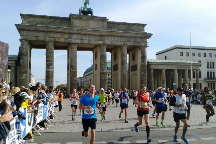 Gänsehautatmosphäre ist beim Zieleinlauf am Brandenburger Tor garantiert. 