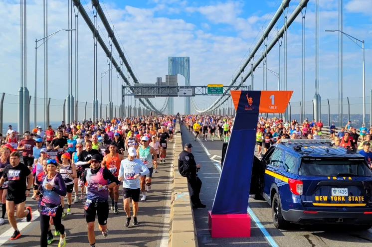 Der NYC-Marathon startet in Staten Island auf der Verrazzano Brücke